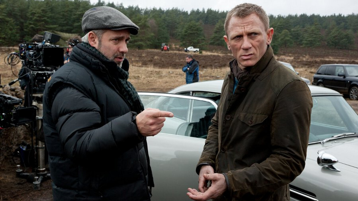 Aktorzy z obsady "Skyfall" grali, nie zastępowani przez kaskaderów, w bardzo niebezpiecznych scenach; Daniel Craig stoczył m.in. walkę na dachu jadącego pociągu - powiedział PAP twórca nowego filmu o Bondzie, Brytyjczyk Sam Mendes. - Chwilami się bałem. Myślałem, że Daniel spadnie z dachu wagonu i że coś mu się stanie" - przyznał w rozmowie z PAP w Londynie reżyser "Skyfall". Nowa, 23. opowieść z serii o agencie 007, trafi do kin w Polsce 26 października. Zdjęcia do filmu, z Craigiem w roli głównej, kręcono w Wielkiej Brytanii, Turcji i Chinach.