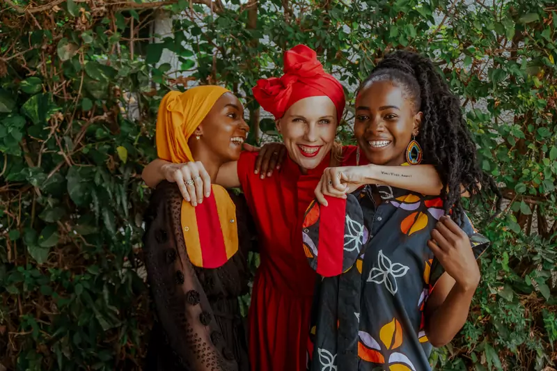 Kampania szerzącą świadomość o problemie Ubóstwa Menstruacyjnego, Sewing Together 2022 - od lewej: Asha, Maja i Fatma / fot. AfrykAnka
