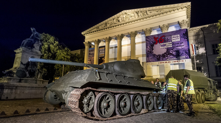 Harckocsit állítottak ki a Múzeumkertben / Fotó: MTI Szigetváry Zsolt
