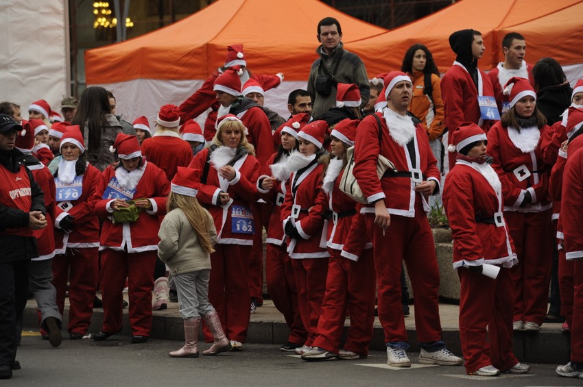 Oko hiljadu Deda Mrazova učestvovalo na humanitarnoj trci