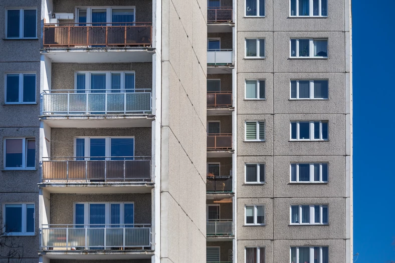 Skąd się bierze dźwięk spadającej kulki w blokach?