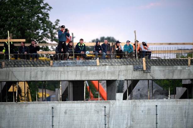 Kibice obserwujący mecz 1/4 finału piłkarskiego Pucharu Polski pomiędzy Stalą Mielec a Lechem Poznań