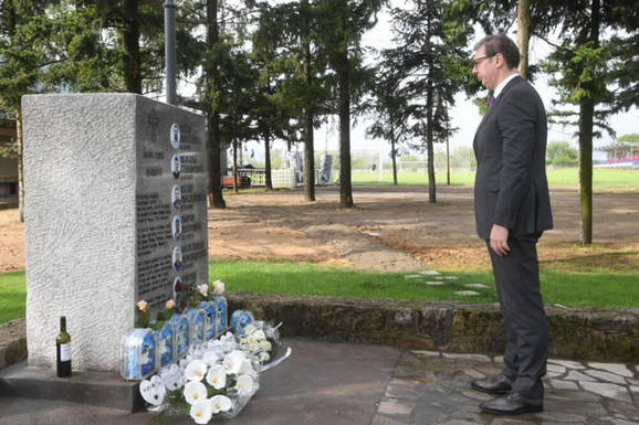 Vučić položio cveće u spomen-parku u Malom Orašju: "Kao roditelj, osećam ogroman bol zbog izgubljenih života"
