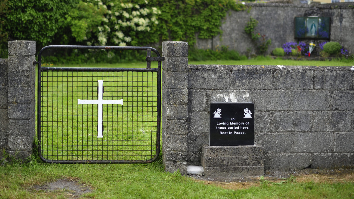 Powołana przez irlandzki rząd komisja śledcza do zbadania katolickich domów dla niezamężnych matek i losu ich potomstwa potwierdziła istnienie masowego grobu dzieci koło domu prowadzonego w latach 1925-61 przez zakonnice w Tuam na zachodzie Irlandii.