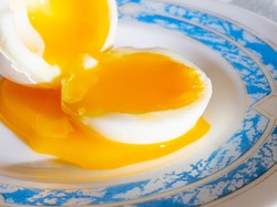 Klasyka gatunku, czyli jajka po wiedeńsku. Jak je zrobić, by wyszły idealnie? Podpowiadamy