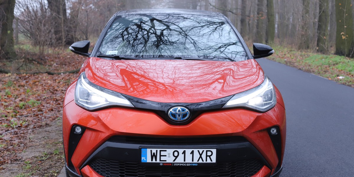 Toyota C-HR czy Hyundai Kona? Sprawdzamy, który hybrydowy samochód lepiej sprawdzi się w mieście. 