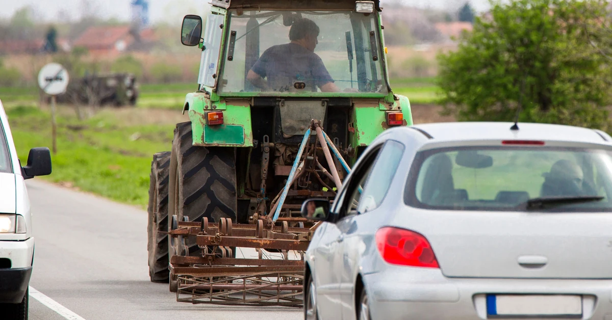 Czy można wyprzedzić traktor na ciągłej? Większość kierowców źle to rozumie
