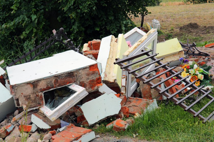 23-latek uderzył audi w kapliczkę i zginął