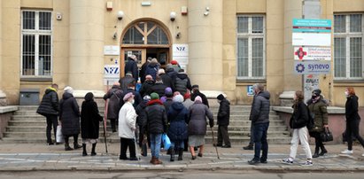 Kolejka do szczepień na covid w Łodzi. Nie tak miało być