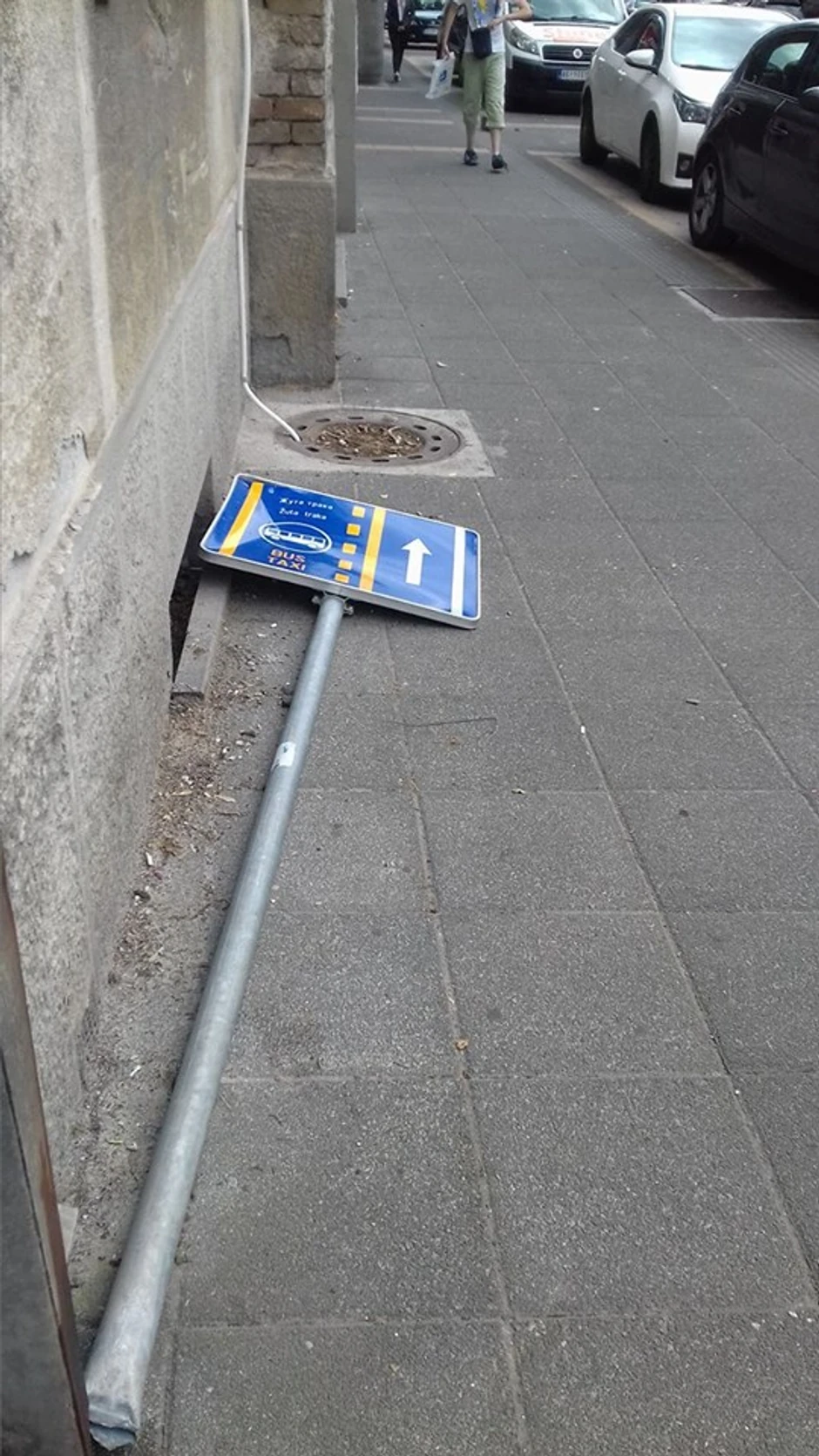 Saobraćajni znak u Vojvode Stepe u "ležećem položaju"