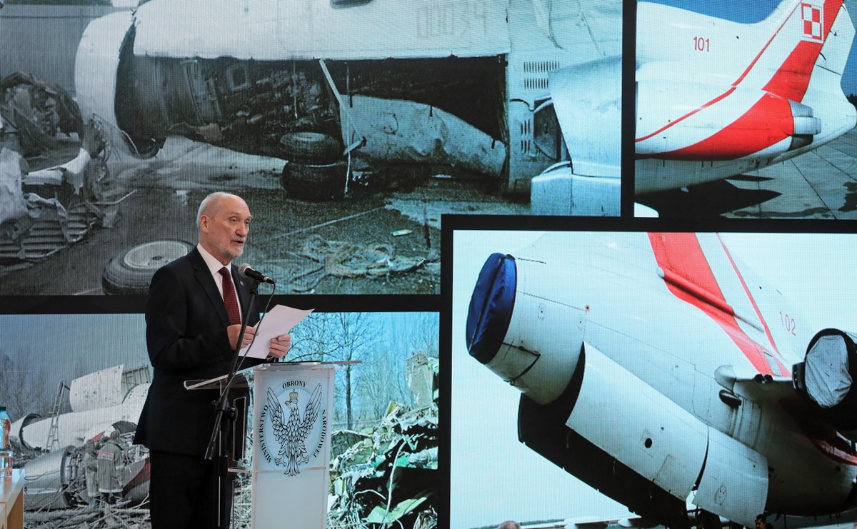 Przewodniczący podkomisji Antoni Macierewicz podczas konferencji prasowej podkomisji smoleńskiej