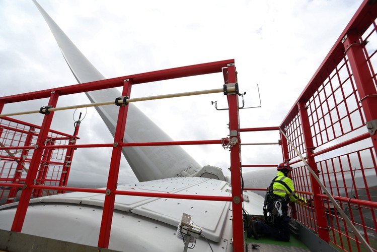 “Zwiększenie rozmiarów turbin o połowę pozwoli na to, aby w 2020 roku wykorzystywać połowę obecnie istniejących farm wiatrowych do wyprodukowania tej samej ilości energii” – komentuje Tom Harries.