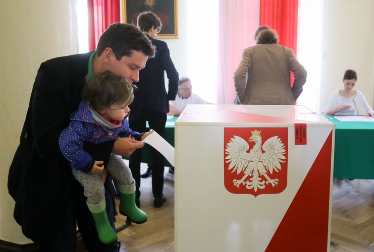 Głosowanie w pierwszej turze wyborów prezydenckich w lokalu wyborczym w Warszawie