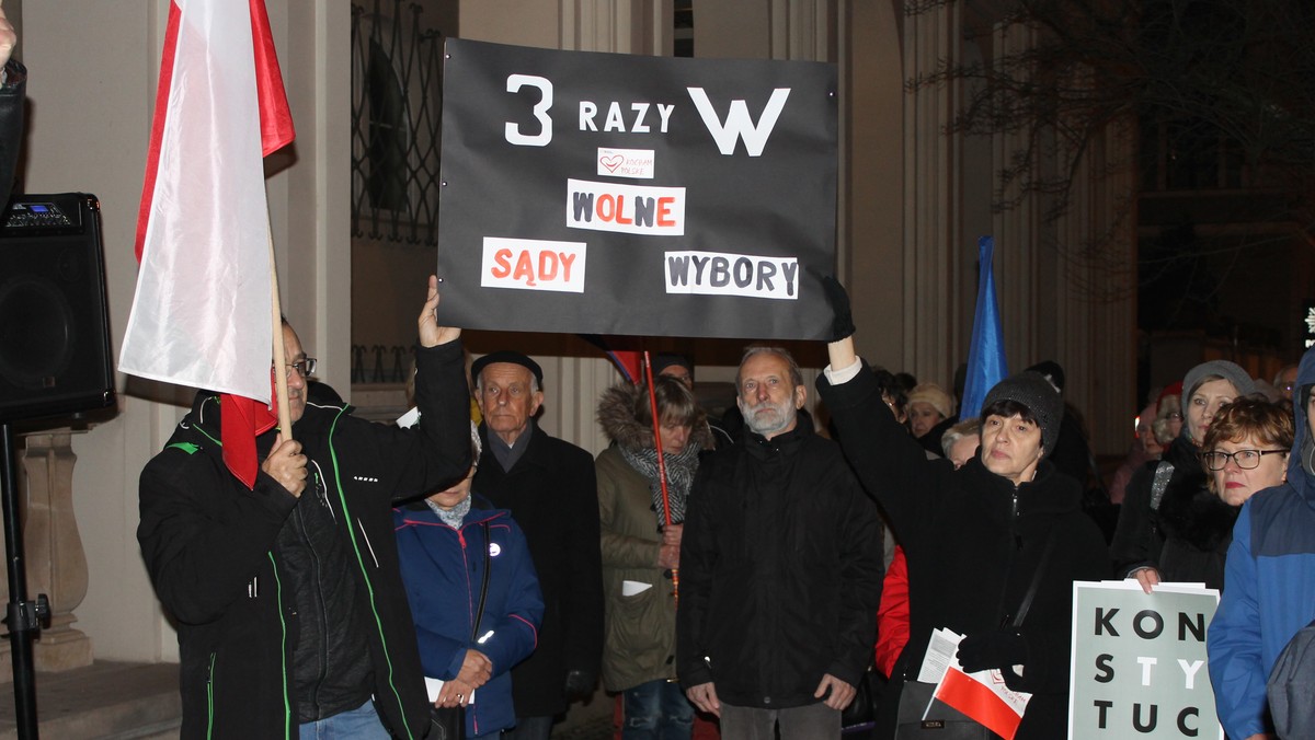 Przed sądami w Kielcach i Starachowicach odbyły się dziś kolejne protesty organizowane przez Komitet Obrony Demokracji. W stolicy regionu świętokrzyskiego w manifestacji wzięło udział około stu osób. Wszystkie apelowały do rządzących o wycofanie się z planowanych zmian w polskim sądownictwie.