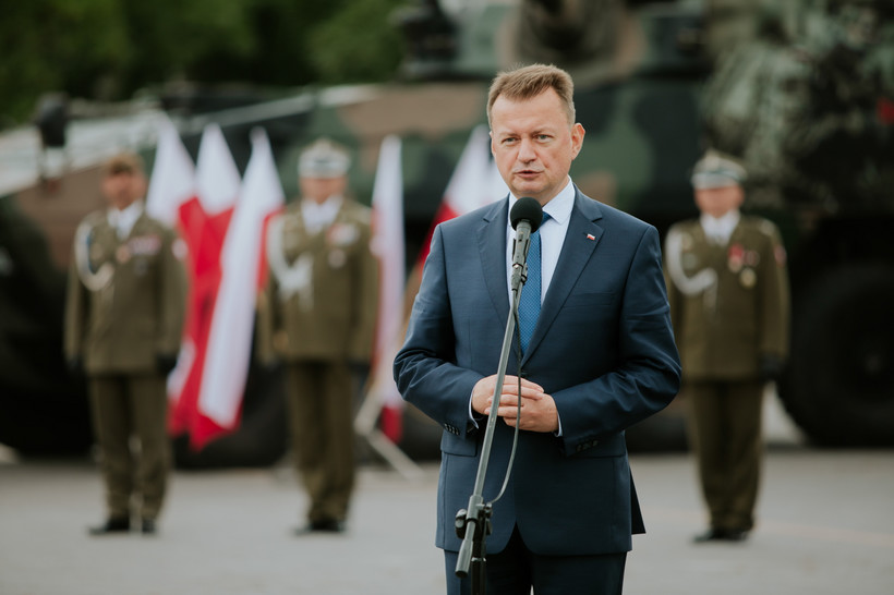 Minister obrony narodowej Mariusz Błaszczak przemawia podczas uroczystej przysięgi wojskowej żołnierzy dobrowolnej służby zasadniczej