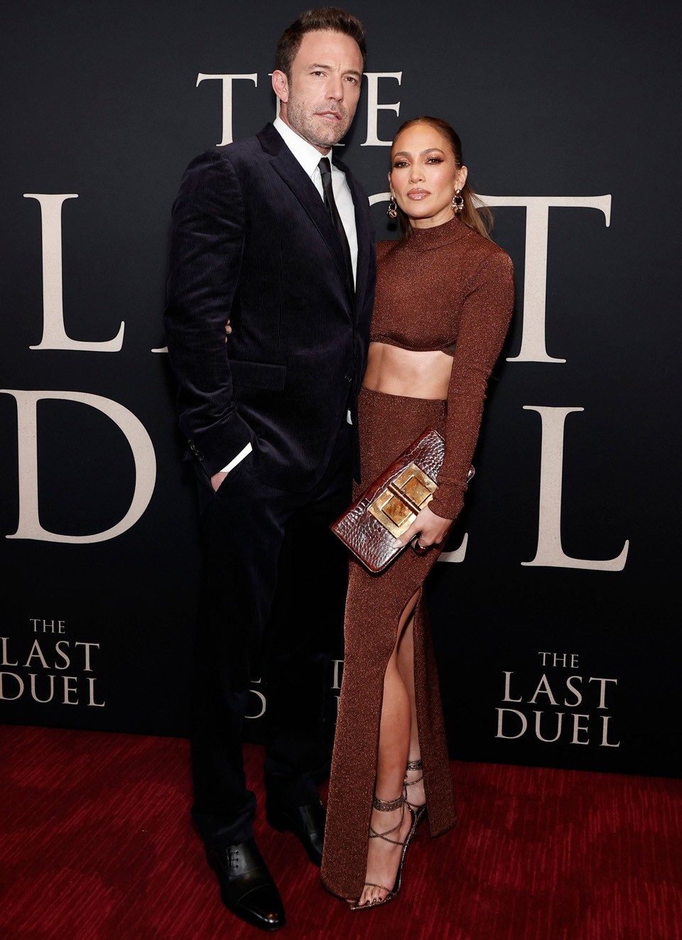     El vestido brillante Herve Leger de Jennifer Lopez, Ben Affleck llegó con un mono de Ralph Lauren para el estreno