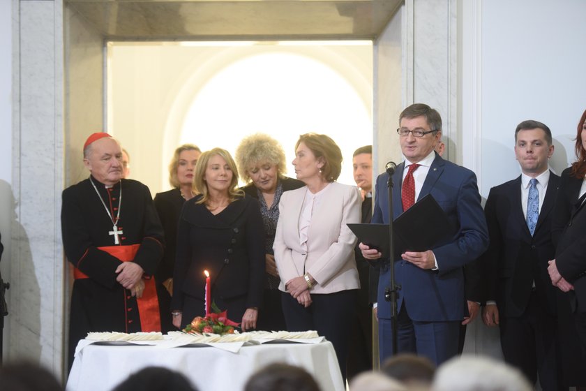 Przyłapani na czułostkach w Sejmie. I to w tak ważnym dniu!