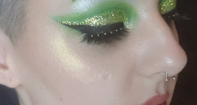 Gondoltál már rá, hogy Shrek-szemöldököd legyen? Ez a lány meg is valósította!