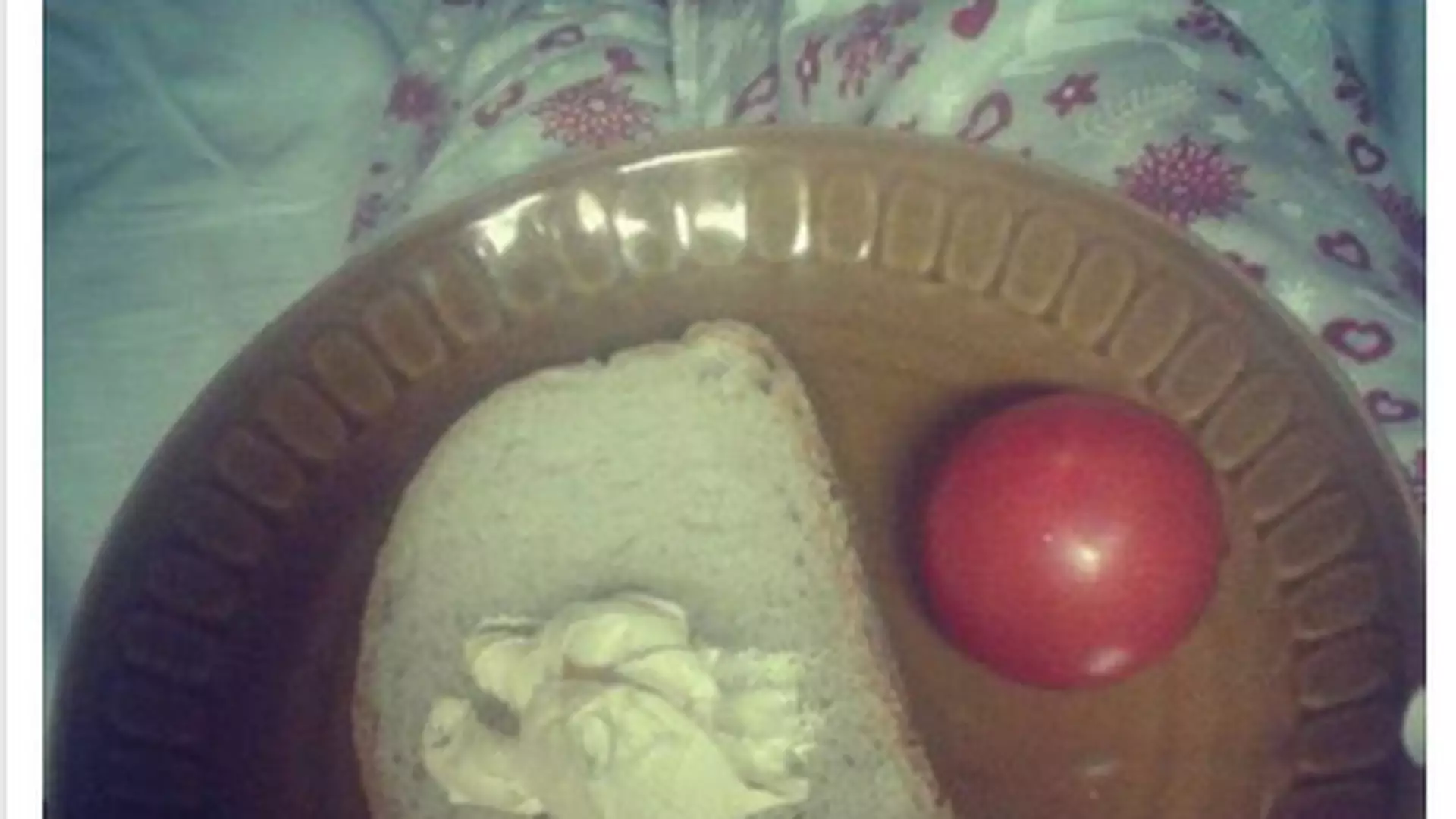 Pomidor, kromka chleba i masło. Posiłki w polskich szpitalach są naprawdę przerażająco biedne