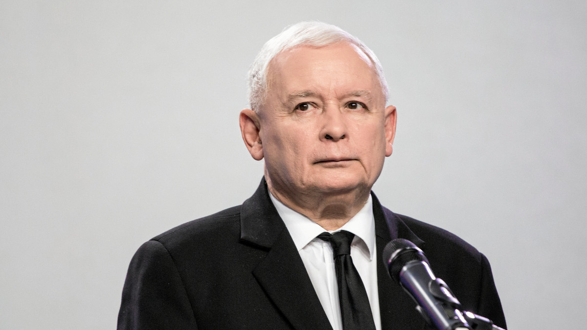 Prezes PiS Jarosław Kaczyński odwiedził wieczorem grób pary prezydenckiej Lecha i Marii Kaczyńskich w krypcie katedry na Wawelu.