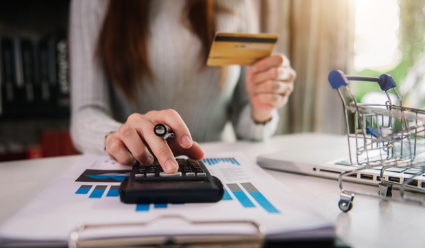 online shopping shutterstock 1670619358