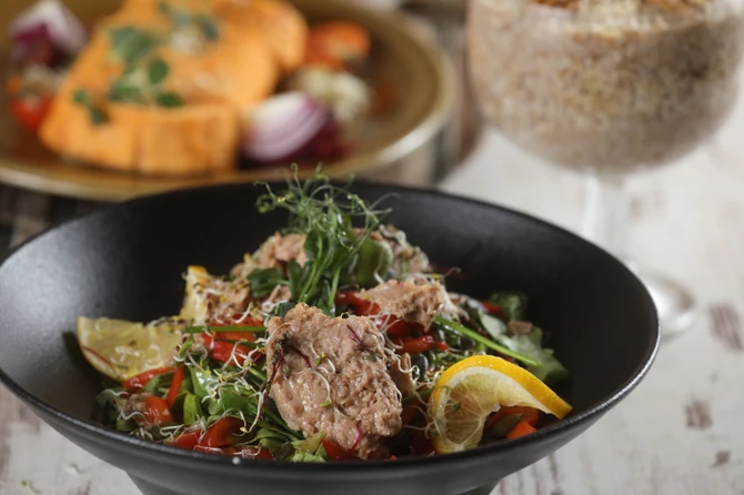 Salata sa tunjevinom i pečenim paprikama