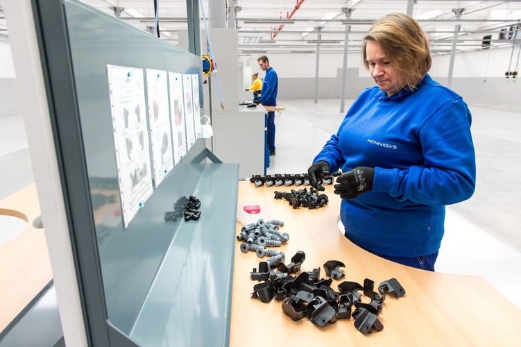 Otwarty w środę zakład w Prudniku jest pierwszą fabryką Henniges Automotive Holdings w Polsce. Główna siedziba koncernu znajduje się w Michigan w USA. Polska inwestycja jest częścią globalnego rozwoju marki. Prudnik leży ok. 150 kilometrów na północ od należącej do koncernu fabryki w czeskich Hranicach; inwestorowi zależało, by oba zakłady były położone możliwie blisko siebie.
<br>
Prezes firmy Larry Williams poinformował, że w Prudniku będą wytwarzane elementy amortyzujące drgania dla wiodących producentów samochodów, jak GM, BMW i Daimler. W kolejnym etapie ruszy też produkcja uszczelek na potrzeby różnych zlokalizowanych w Europie koncernów motoryzacyjnych.<br><br> fot. (sko) PAP/Maciej Kulczyński