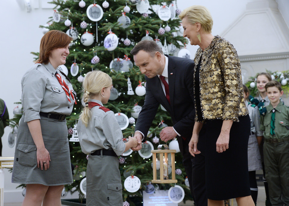 Agata Duda tym razem postawiła na złoto i czerń. Udany zestaw?