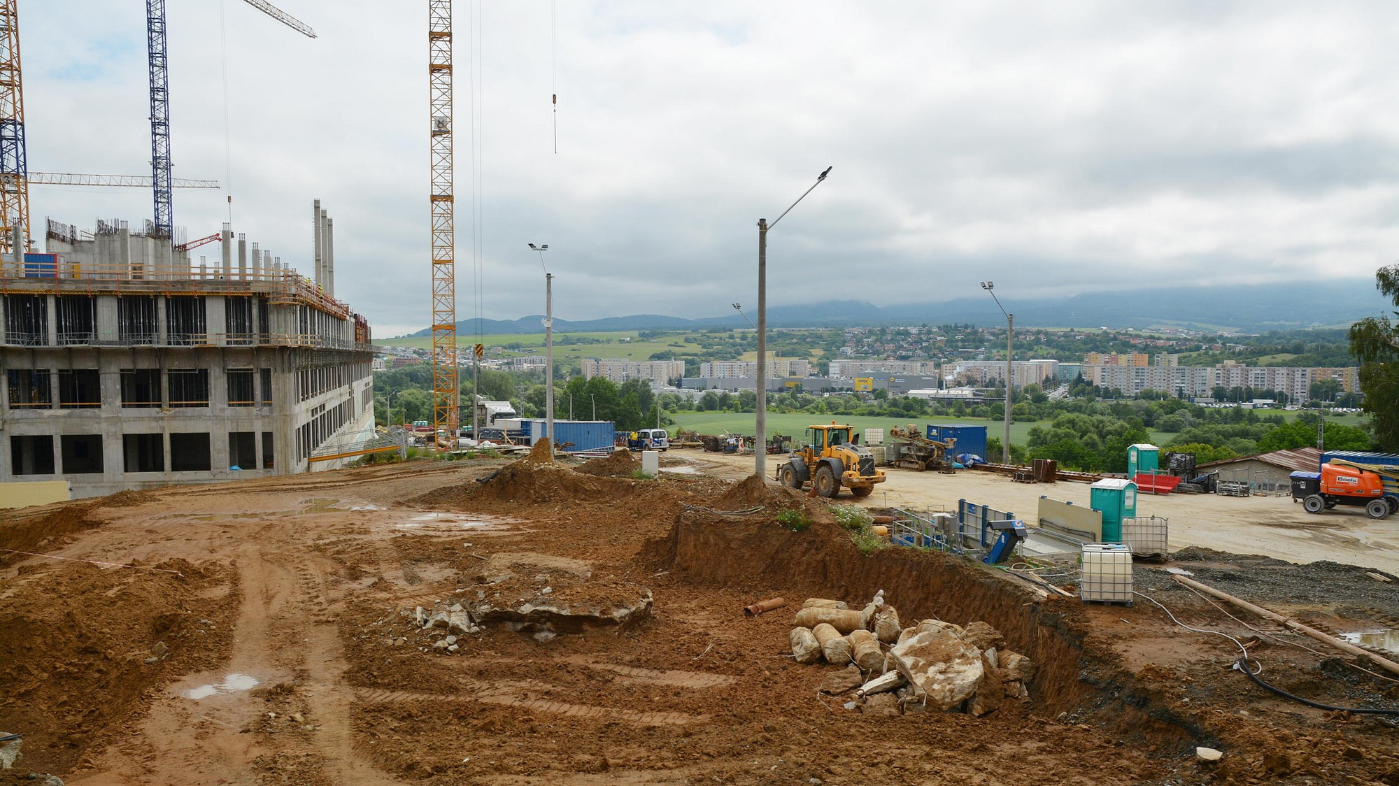 Na rozostavanej vojenskej nemocnici v Prešove sú opäť robotníci - jún 2026