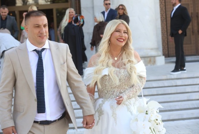 Lazar i Dea krunisali ljubav i crkvenim venlčanjem; mlada nosila najoriginalniji bidermajer