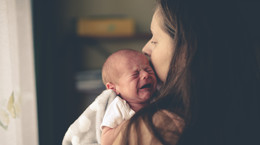 Jakie są sprawdzone sposoby na wzdęcia u niemowlaka?