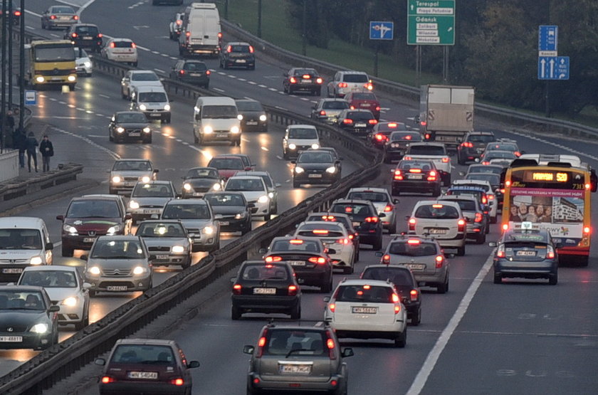 Drogowcy zamknęli wjazd z Wisłostrady na Wybrzeże Kościuszkowskie. Kierowcy apelują - Zostawcie nam wjazd na most Świętokrzyski