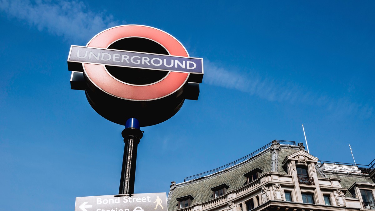 Zbliżeniowymi kartami bankowymi można od dzisiaj płacić za przejazd metrem - informuje Transport for London (TfL). Nadal w użyciu będą też bilety elektroniczne "Oyster cards".