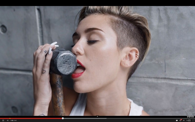 Miley Cyrus w klipie do 'Wrecking Ball'
