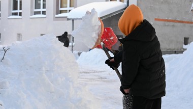 szkoły przechodzą na nauczanie zdalne. dyrektorzy publikują komunikaty