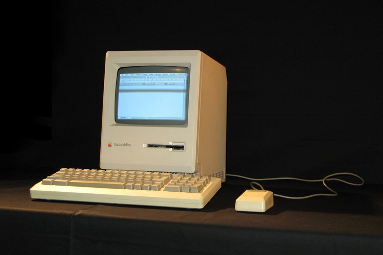 <b>Macintosh Plus (1986)</b>
<br><br>
Wizualnie nie różnił się od swoich poprzedników, ale pod obudował skrywał dużo mocniejszą konfigurację. Macintosh Plus został wyposażony w 1MB pamięci RAM (z możliwością rozbudowy do 4MB), stację dyskietek 800 kB oraz interfejs SCSI.