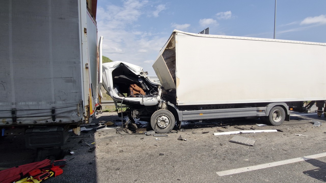 Tragiczny wypadek i karambol na A4. Zginął kierowca ciężarówki