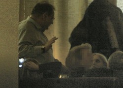 Ryszard Kalisz wcale nie rzucił palenia. Zobacz, jak kopci!