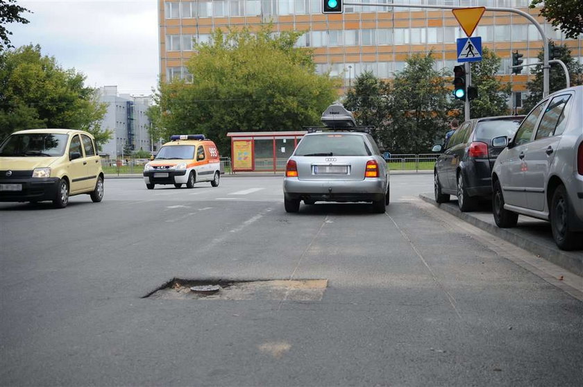 Załatajcie te dziury zamiast stawiać tu parkomaty!