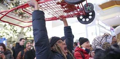 Dantejskie sceny w marketach! Awantury, bójki, stratowania przez tłum