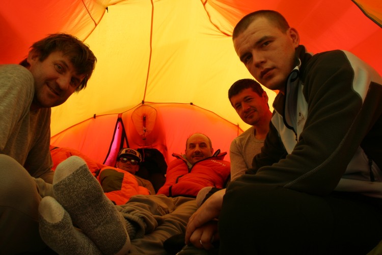 Ekipa w pełnym składzie. Oczekiwanie na poprawę pogody