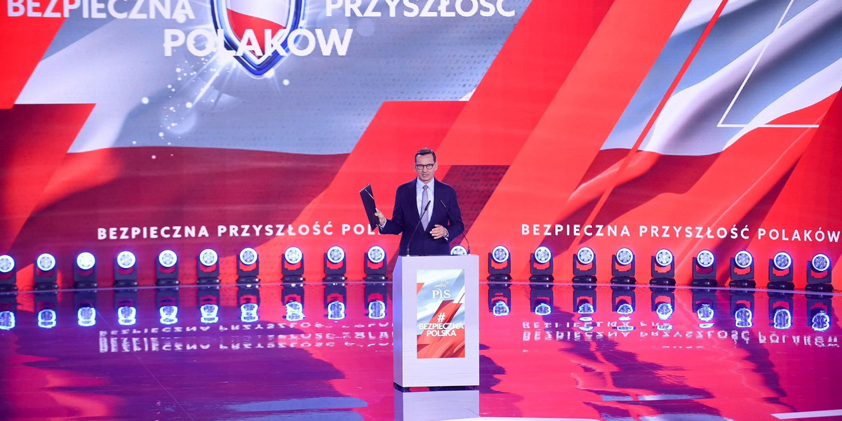 Premier Morawiecki pokazał "teczkę Tuska".