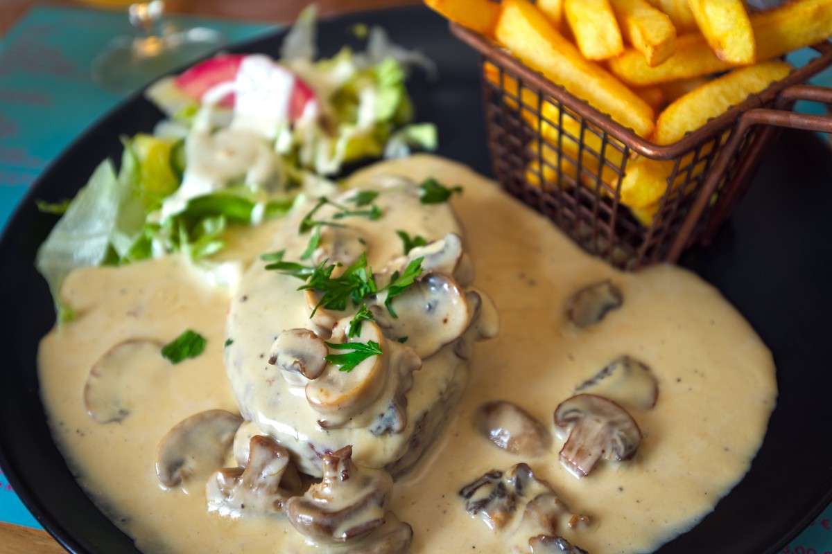 Kruche zrazy w sosie pieczarkowym to danie proste i eleganckie zarazem