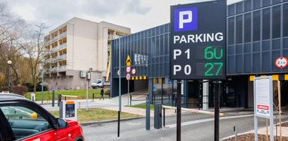 Pusty parking przy szpitalu, bo zrobili z niego centrum przesiadkowe