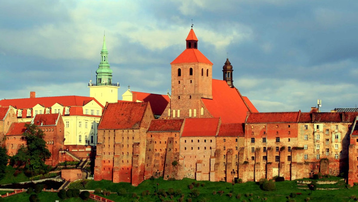 Władze Grudziądza od kilku miesięcy nie mogą wybrać firmy, która będzie odbierała odpady komunalne od mieszkańców. Przeszkodą jest cena przekraczająca możliwości finansowe samorządu. W związku z tymi problemami podjęto decyzję o zmniejszeniu częstotliwości wywozu śmieci.