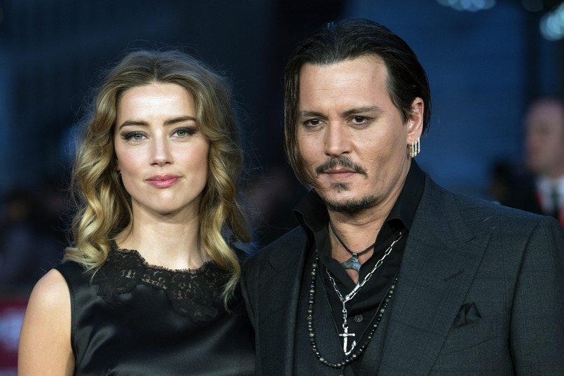 Johnny Depp był gościem uroczystej premiery filmu "Pakt z diabłem", która odbyła się w Londynie. To historia Jamesa "Whiteya" Bulgera, szefa gangu Winter Hill. To organizacja kryminalna, która zajmowała się szeroko zakrojoną działalnością: od sprzedaży narkotyków po dostarczanie broni dla IRA. Na liście FBI najbardziej pożądanych ściganych zajmował drugie miejsce, za Bin Ladenem. Został aresztowany dopiero w 2011 roku, gdy miał 81 lat.