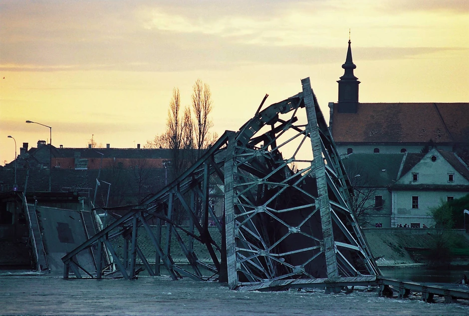 Bombardovanje Varadinskog mosta u Novom Sadu 1999.