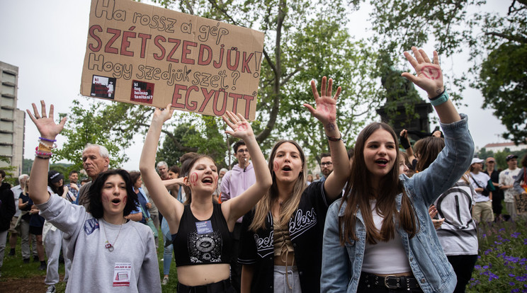 A tüntető diákoknak szimbolikus ez a nap / Fotó: Zsolnai Péter