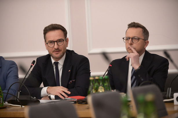 Przewodniczący komisji, poseł KO Dariusz Joński (P) oraz wiceprzewodniczący, poseł PiS Waldemar Buda (L)