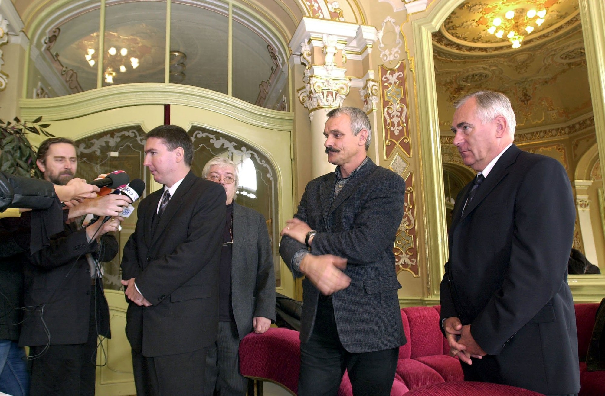 Na snímke Albert Sándor (vpravo), Gustáv Krajči (druhý sprava),Peter Himič (tretí sprava v popredí) a Jozef Horváth (tretí sprava v pozadí).